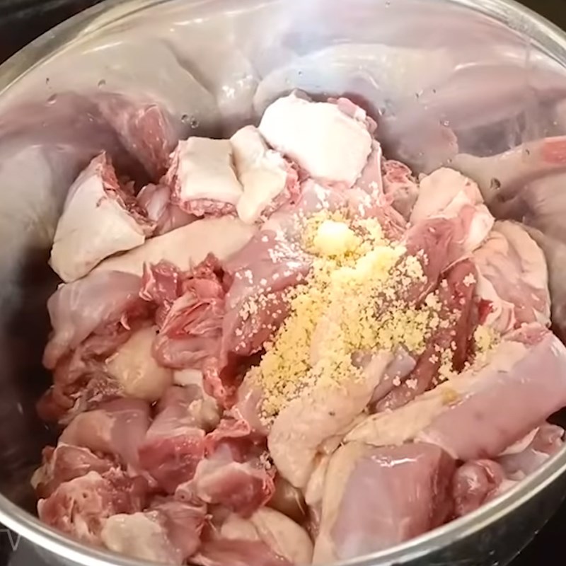 Sau khi chặt nhỏ, sơ chế, bạn ướp thịt vịt với gia vị 10 phút.