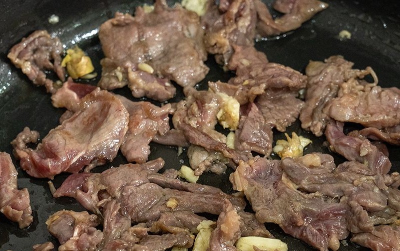 Chế biến món thịt bò xào bí ngòi
