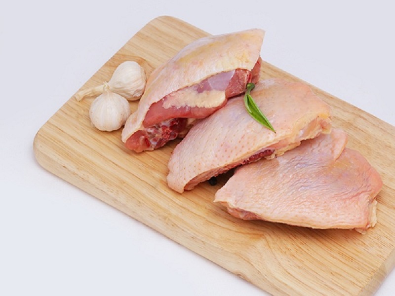 Má đùi gà mọng nước hơn ức gà giúp phần thịt giữ được độ ẩm khi chế biến thành món ăn