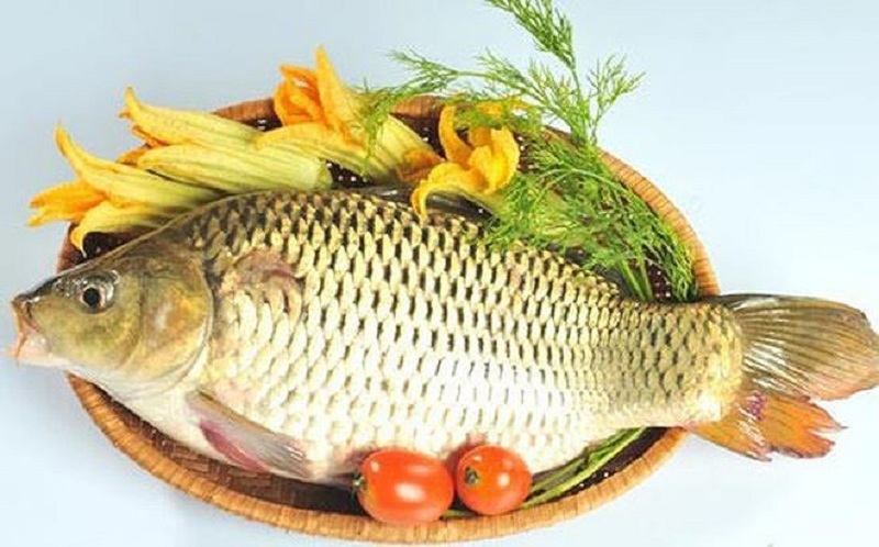 Cá chép nấu mẻ có hương vị chua chua, cay cay rất đặc trưng, ăn kèm với rau nhúng lẩu và bún cực kỳ ngon. 