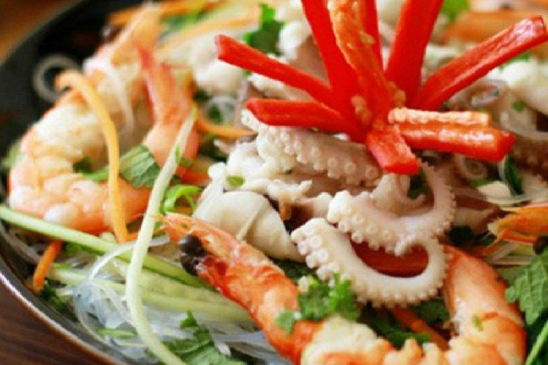 Miến trộn hải sản kiểu Hàn Quốc là sự kết hợp nhiều thành phần nguyên liệu chứa nhiều dinh dưỡng.