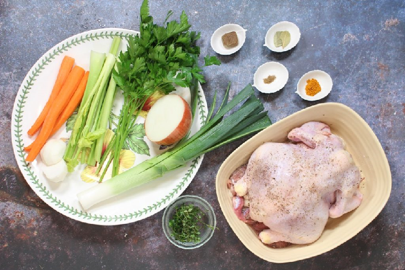 Một số thành phần trong súp gà có thể làm giảm triệu chứng hoặc ngăn ngừa cảm cúm hiệu quả.