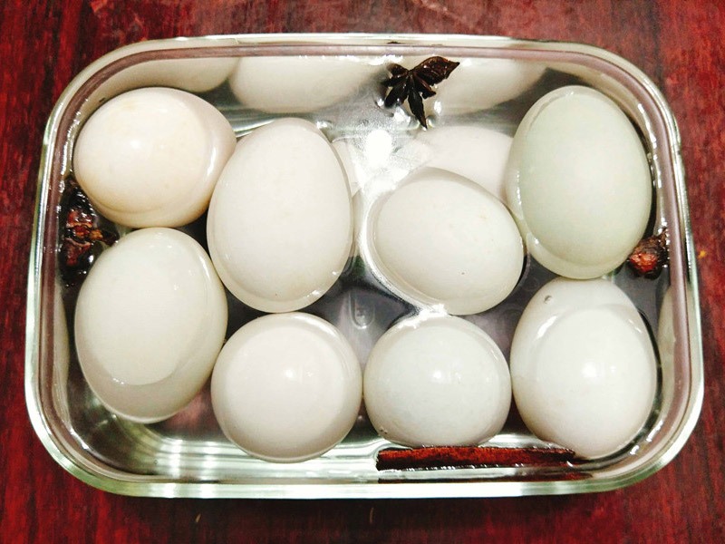 Đợi nước muối nguội thì chế vào bình ngâm ngập trứng.