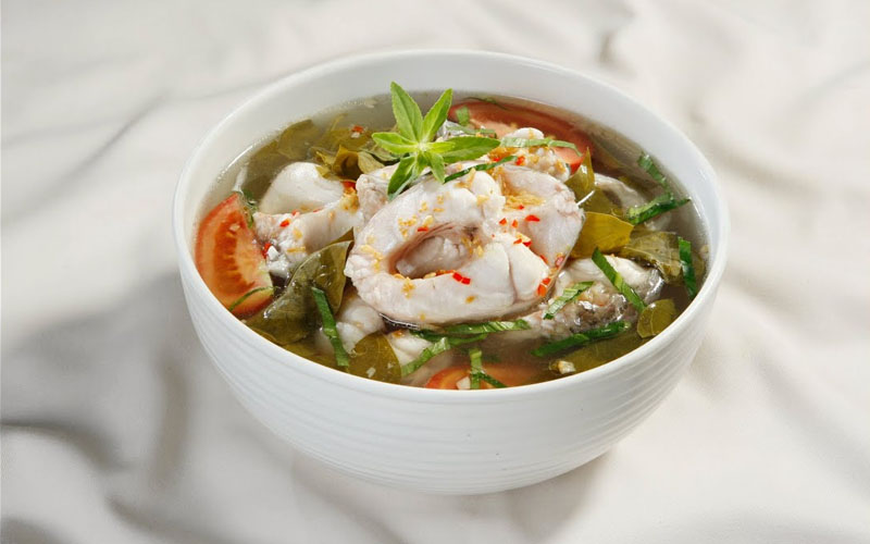 Canh chua cá bớp lá giang dùng chung với món mặn, cơm nóng là ngon ngất ngây.