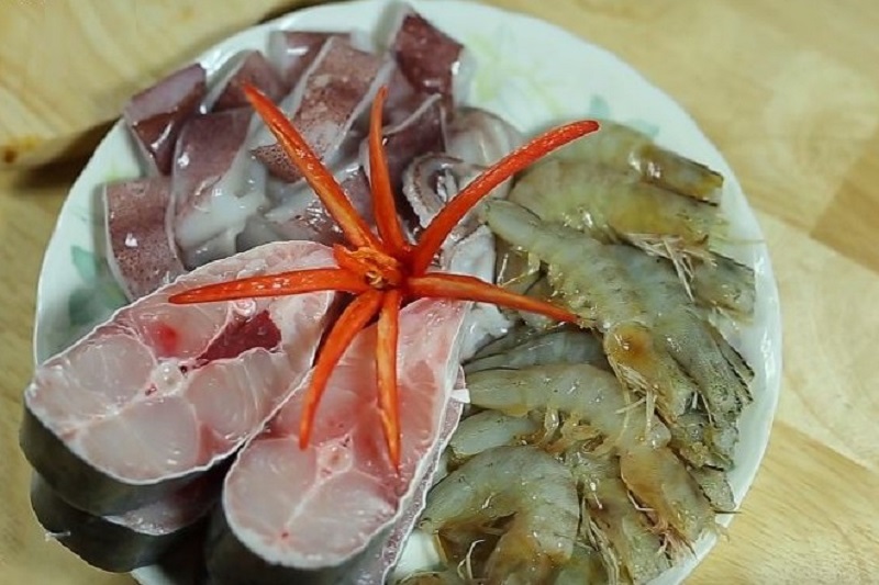 Dĩa hải sản đã sơ chế sạch để chuẩn bị ăn kèm với lẩu mắm.