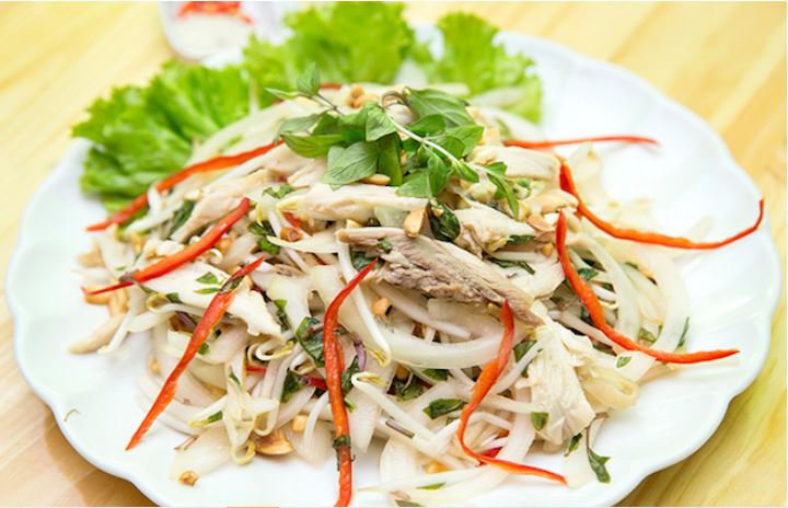 Gỏi gà xé phay là món ăn phổ biến trong mâm cơm Tết của người Việt.
