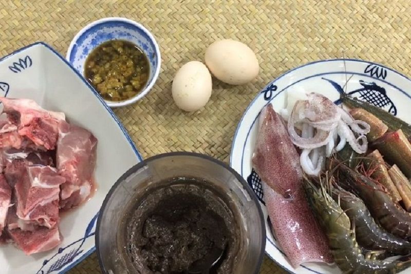 Bước chuẩn bị nguyên liệu chính nấu nước lẩu riêu cua đồng hải sản.