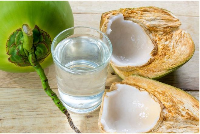 Nước dừa giúp cách làm thịt kho tiêu nước sệt có vị thanh ngọt hơn. Ảnh: Internet