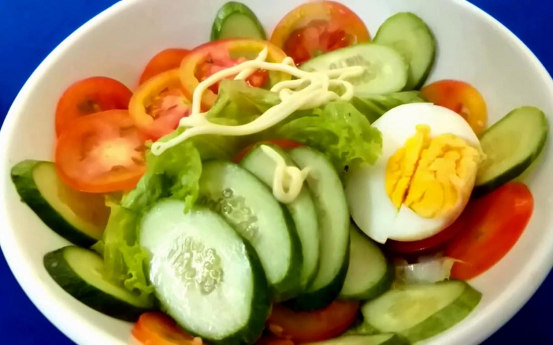 Bạn có thể biến tấu cách làm salad giảm cân với những loại rau củ yêu thích.