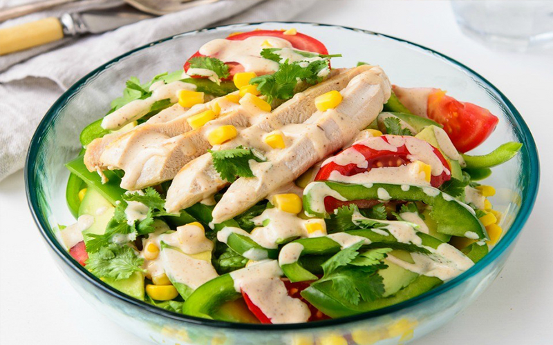 Ức gà là nguyên liệu thường thấy khi làm salad giảm cân.
