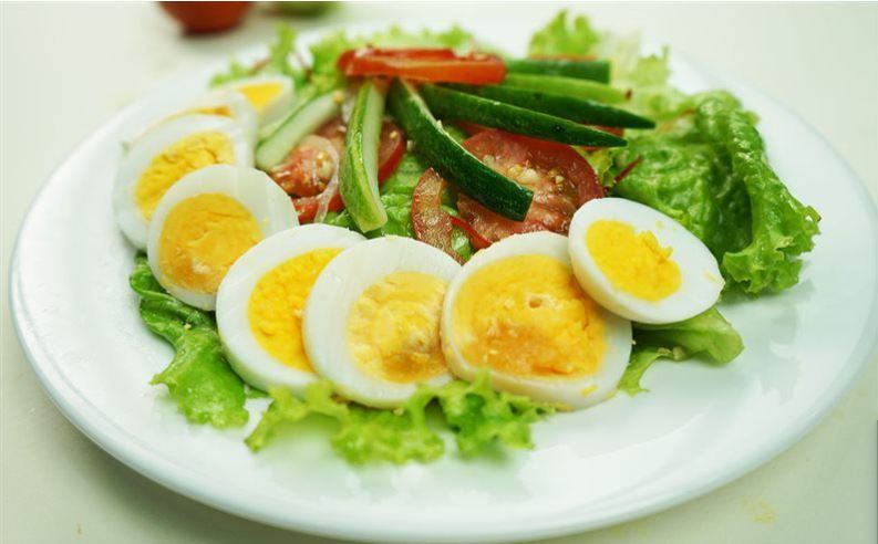 Đĩa Salad rau xà lách trộn trứng được yêu thích nhờ tính chất nhanh gọn, tiện lợi. Ảnh Internet.