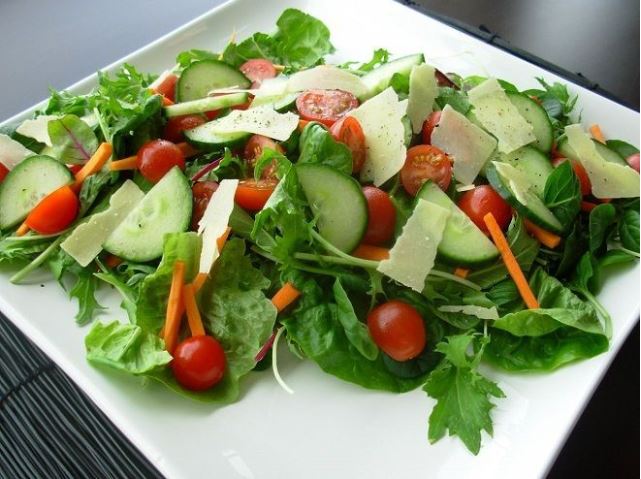 Cách làm salad đơn thuần chỉ dùng rau củ và dầu giấm. Ảnh Internet.