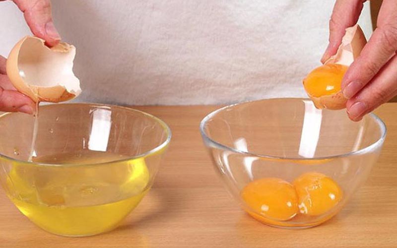 Tách trứng để làm bánh bông lan