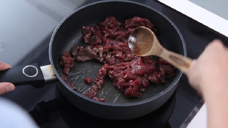 Thịt bò không nên xào lâu sẽ bị khô và cứng.