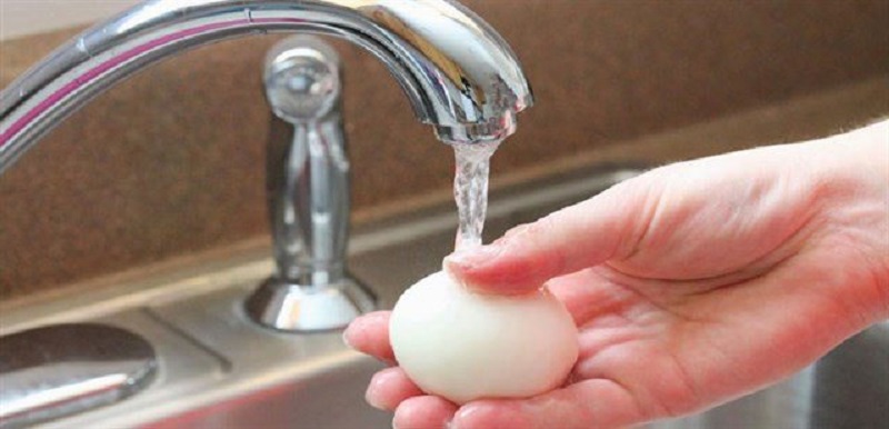 làm sạch quả trứng trước khi ngâm muối.