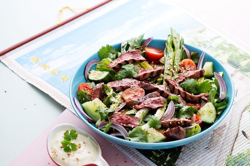 Salad rau trộn thịt bò kiểu Thái 