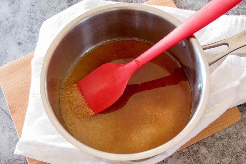 Nấu nước đường chuyển màu caramel để kho thịt