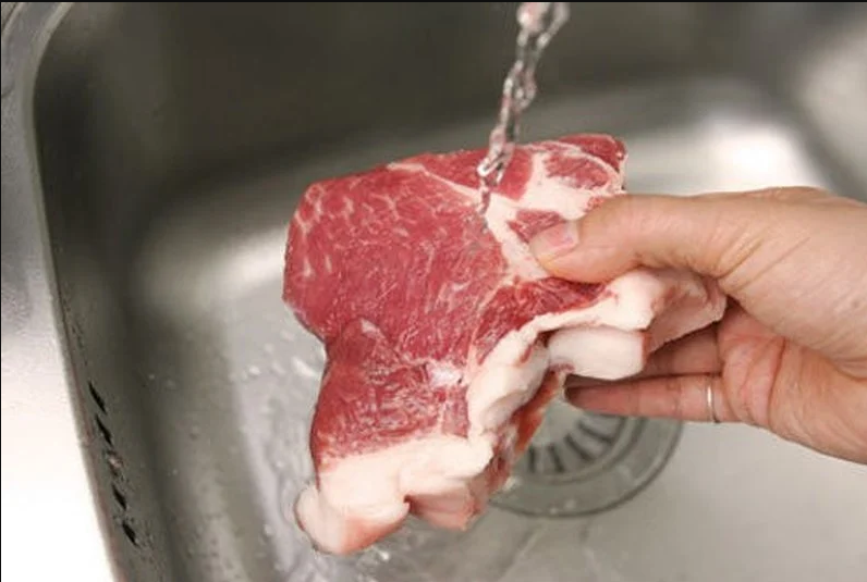 Rửa kỹ thịt bò 