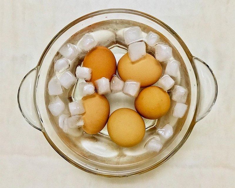 Ngâm trứng trong thau đá lạnh