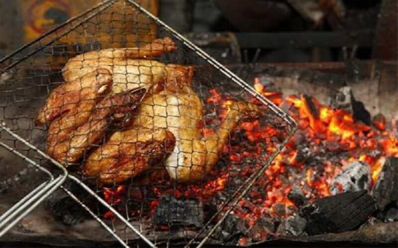 Thực hiện nướng gà bằng than củi 