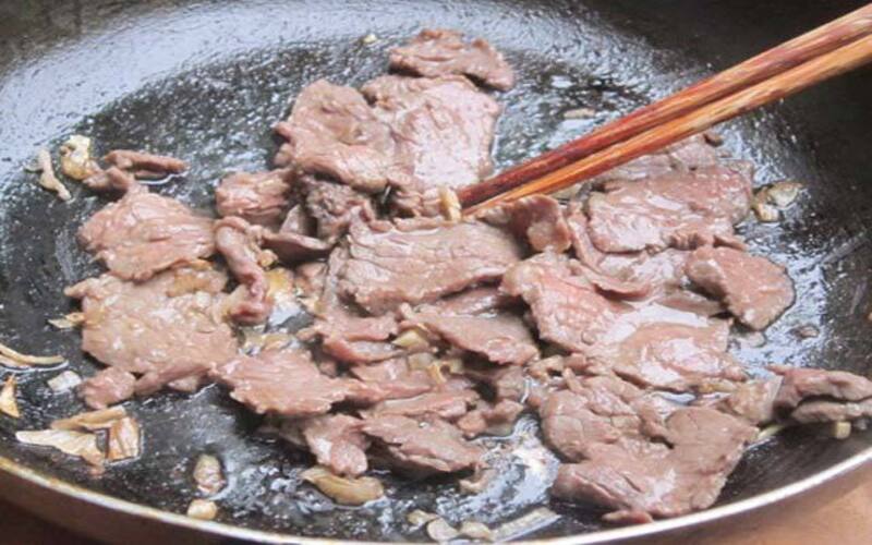 Chế biến thịt bò để làm món nấm bào ngư xào thịt bò