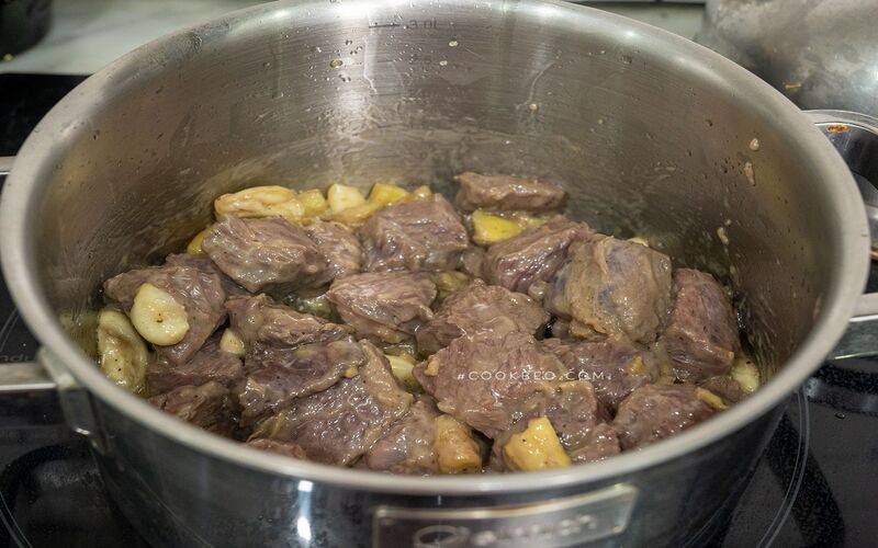Nấu thịt bò kho tiêu đến khi chín mềm