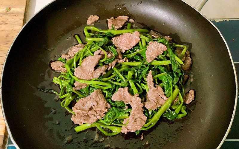 Chế biến món thịt bò xào rau muống