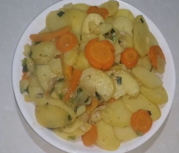 Trang trí và trình bày khoai tây xào tỏi với cà rốt