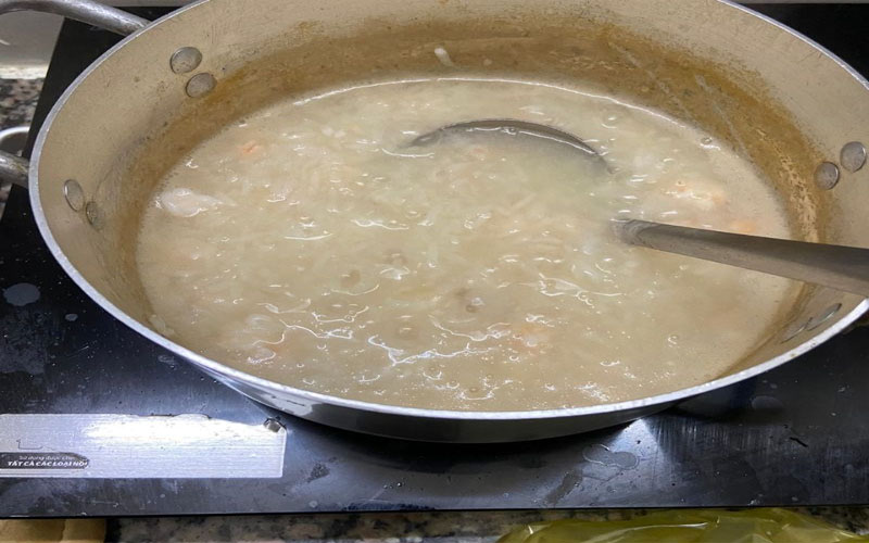 Bước 2: Chế biến món cháo tôm súp lơ xanh