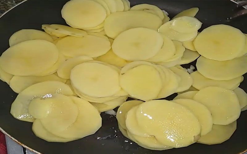 Chế biến món khoai tây xào tỏi
