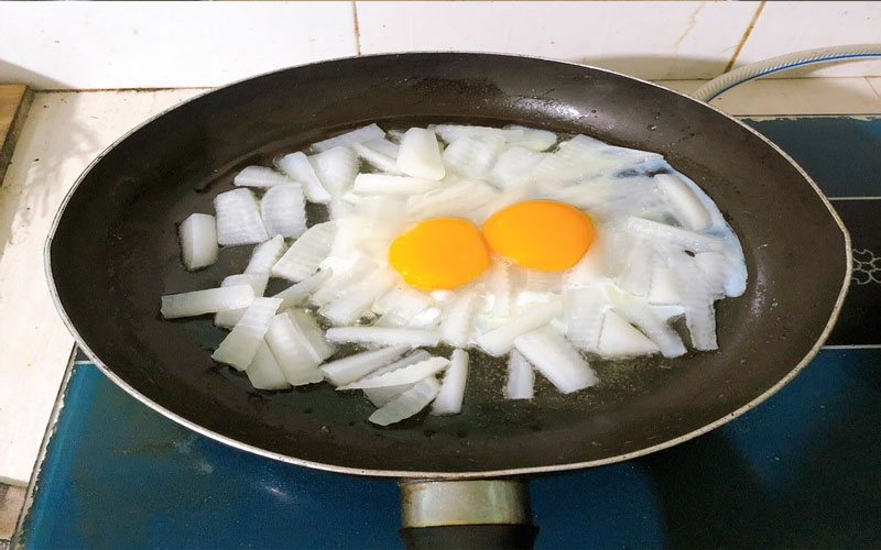 Bước 2: Chế biến món củ cải xào trứng
