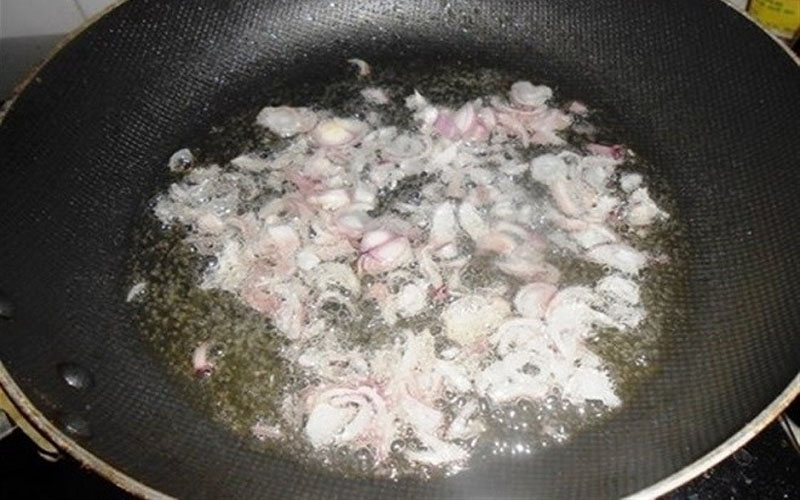 Bước 2: Chế biến món gà hầm nấm hương