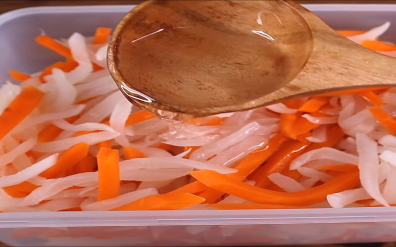Bước 2: Chế biến món củ cải trắng ngâm đường