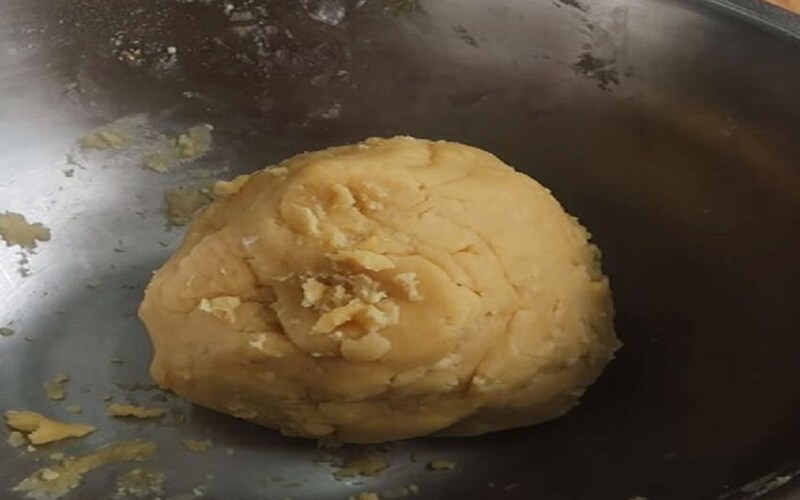 Trộn bột bánh không nhân đều tay đến khi mịn