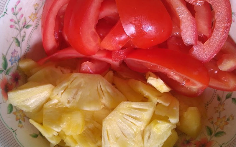 Sơ chế thơm và cà chua