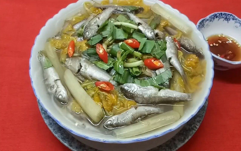 Trang trí và trình bày món cá linh nấu canh chua