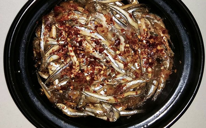 Các bước nấu cá cơm kho đậm đà, cá không bị nát và thấm đều gia vị