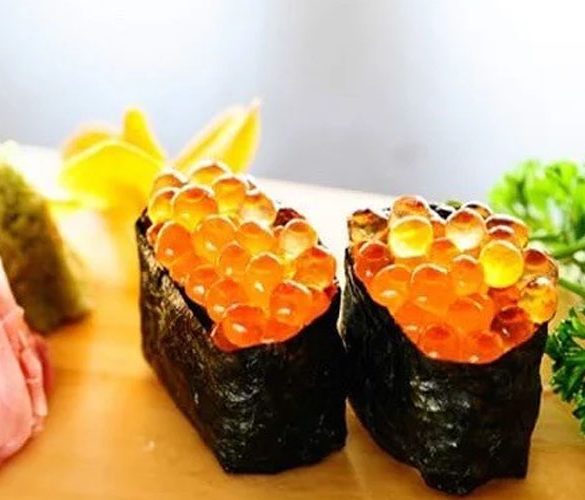sushi trứng cá hồi
