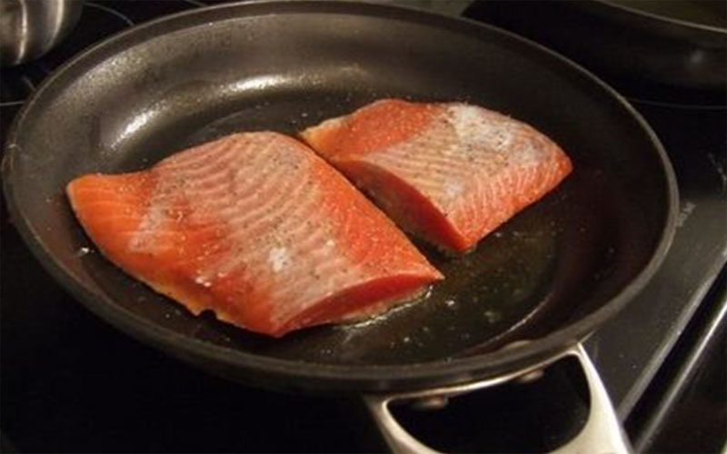 Áp chảo cá hồi cho vàng đều 2 mặt