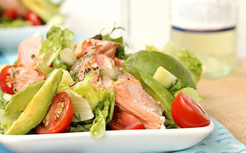 Salad cá hồi dầu giấm rất thích hợp cho những ai đang có nhu cầu giảm cân