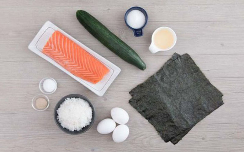 Chuẩn bị đầy đủ nguyên liệu sushi cá hồi