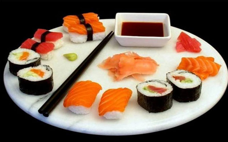 Sushi cá hồi sẽ ngon hơn khi ăn kèm với nước tượng mù tạt và gừng Nhật