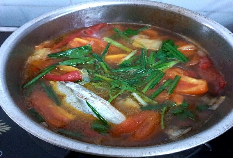 Nấu canh chua cá ngừ