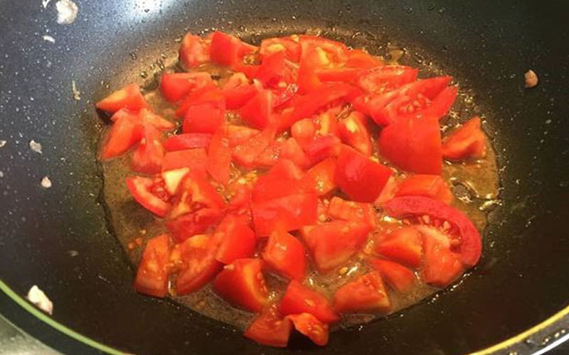 Chế biến món canh chua cá thu