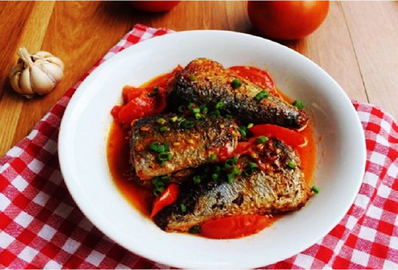 Cách trang trí và bày món cá mòi sốt cà chua sao cho hấp dẫn?
