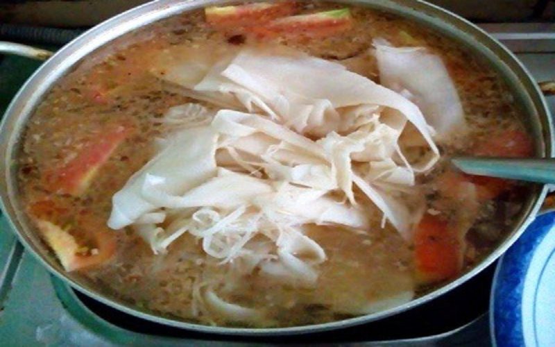 Nấu canh cá mú măng chua