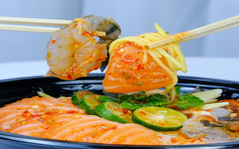 Cá hồi sốt thái chua có thể ăn với cơm nóng và bánh mì