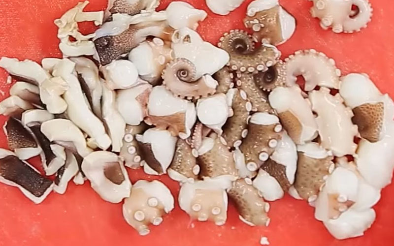 Thái bạch tuộc thành từng miếng vừa ăn