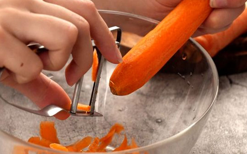 Gọt sạch vỏ cà rốt