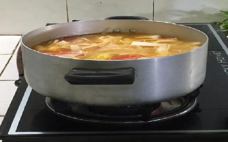 Làm nước lẩu cá lóc nấu măng chua